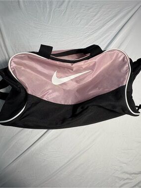 90s Nike duffel bag light pink with strap *light yellow stains